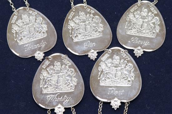 A set of five silver QEII Silver Jubilee commemorative heart shaped wine labels by Roberts & Belk, Sheffield, 1977, 64mm.